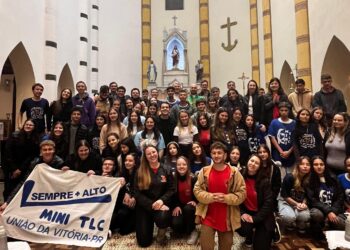 Entre oração e alegria: jovens celebram Vigília em honra a Carlo Acutis