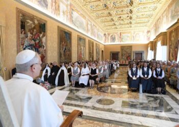 Papa: próximo a quem sofre, rezando pela paz com as religiosas na Terra Santa