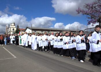 Centenas de fiéis participaram da Peregrinação do Setor Rio Azul