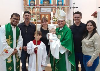 Dom Walter Jorge abençoa nova pia batismal e celebra batizado em Porto Vitória