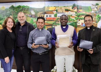 Padres da Matriz de Rio Azul participam de homenagem à Congregação do Verbo Divino na Câmara Municipal