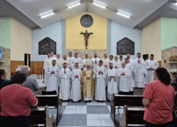 Seminaristas recebem os ministérios de leitorato e acolitato