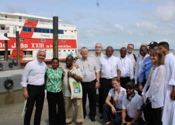 Igreja Católica na COP30: visita a barcos-hospitais e painel sobre justiça climática