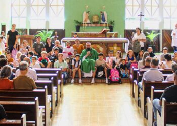 Paróquia Santa Bárbara realiza bênção das crianças, jovens e professores