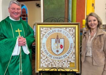Artista natural de União da Vitória presenteia Diocese com mosaico do Jubileu de Ouro